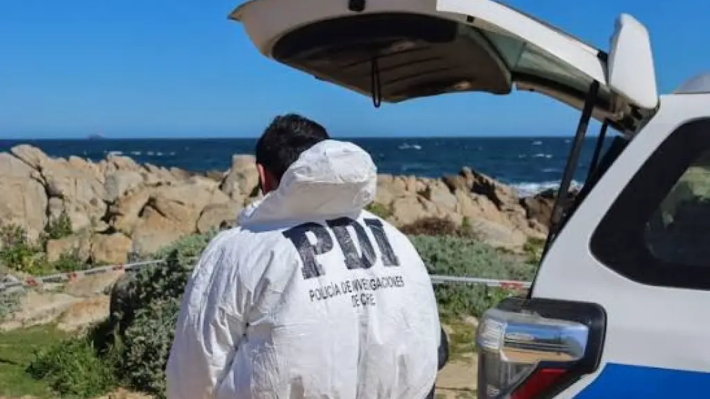 Personal de la Brigada de Homicidios de la PDI y del equipo ECOH de la Fiscalía realizan diligencias investigativas en el sector Playa Blanca de Lota, donde un ataque a balazos dejó un hombre de 24 años fallecido y dos mujeres heridas., contexto