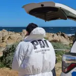 Personal de la Brigada de Homicidios de la PDI y del equipo ECOH de la Fiscalía realizan diligencias investigativas en el sector Playa Blanca de Lota, donde un ataque a balazos dejó un hombre de 24 años fallecido y dos mujeres heridas., contexto