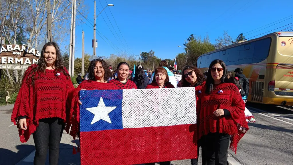 “Enredando Ideas” en el desfile de fiestas patrias con una bandera chilena confeccionada completamente a crochet y sus característicos ponchos tejidos por ellas mismas., Cedida