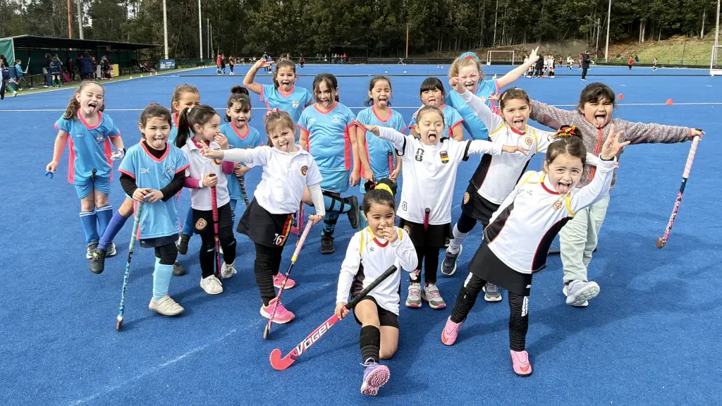 Las pequeñas representantes de la escuela formativa del Club de Hockey Old Mix de Los Ángeles disfrutaron de una jornada inolvidable en San Pedro de la Paz, sumando sus primeras experiencias competitivas y compartiendo con otras jóvenes exponentes del hockey sobre césped, La Tribuna