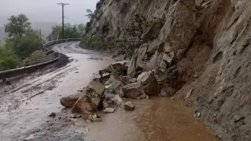 Precaución en ruta Ribera del Queuco: caída de rocas afecta tránsito en sector Pitril