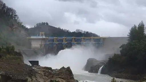 Aumento del caudal del río Biobío genera apertura controlada del vertedero de la Central Angostura