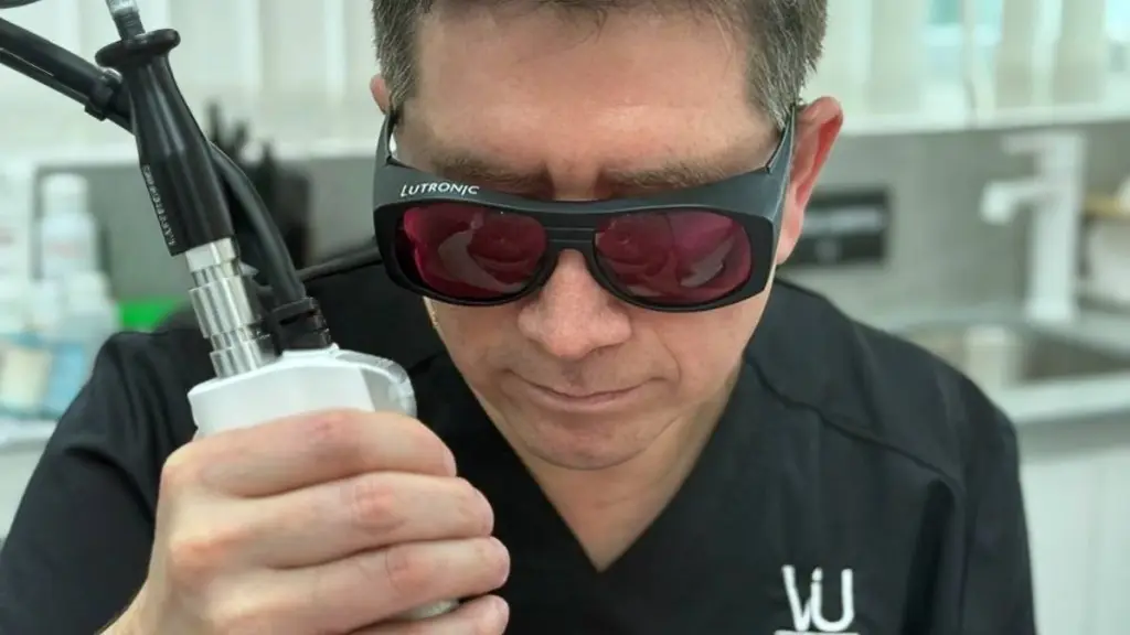 Dr. Fernando Pérez DERMATÓLOGO · UNIDAD DE PROCEDIMIENTOS DERMATOLÓGICOS Experto en terapias lumínicas, con más de 10 años de experiencia y formación en Chile, Colombia y Argentina. Lidera la evaluación y el plan de tratamiento de cada paciente en ViuClinic., cedida