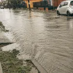 AHORA: Desborde de canal en el sector sur de Los Ángeles provoca anegación de calles, La Tribuna