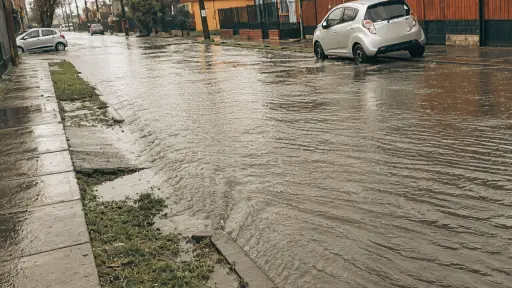 AHORA: Desborde de canal provoca anegamientos en calles del sector sur de Los Ángeles