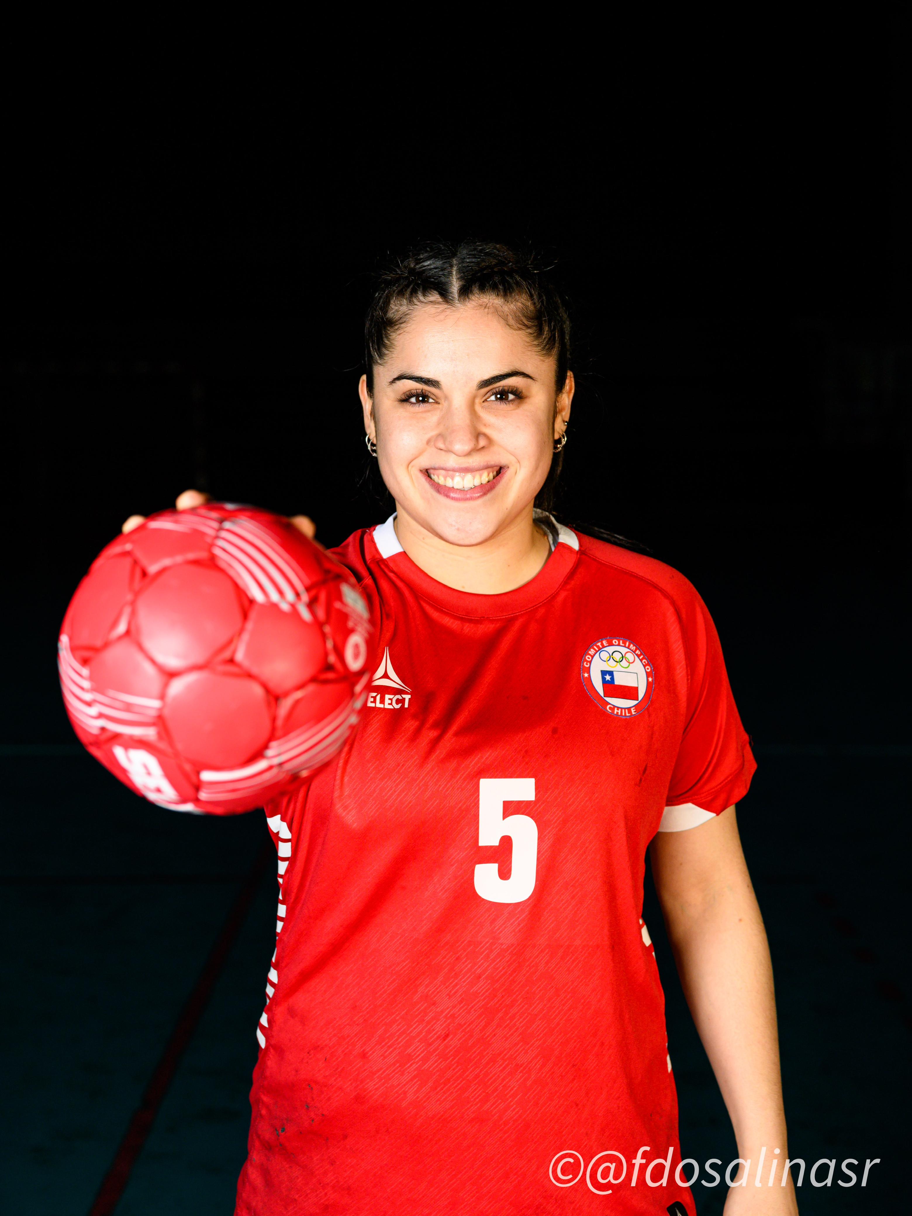 La angelina, formada en Cubla bajo la conducción del profesor Raúl Neira, continúa escribiendo una historia que comenzó en las canchas de Los Ángeles y que hoy la tiene defendiendo a Chile en el máximo nivel internacional / La Tribuna