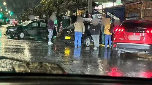 AHORA: Colisión entre dos colectivos mantiene tránsito interrumpido en el centro de Los Ángeles