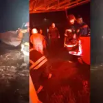 Los registros muestran la presencia de Bomberos y agua acumulada durante la emergencia reportada en el sector El Hualle, en Quilleco., Cedidas