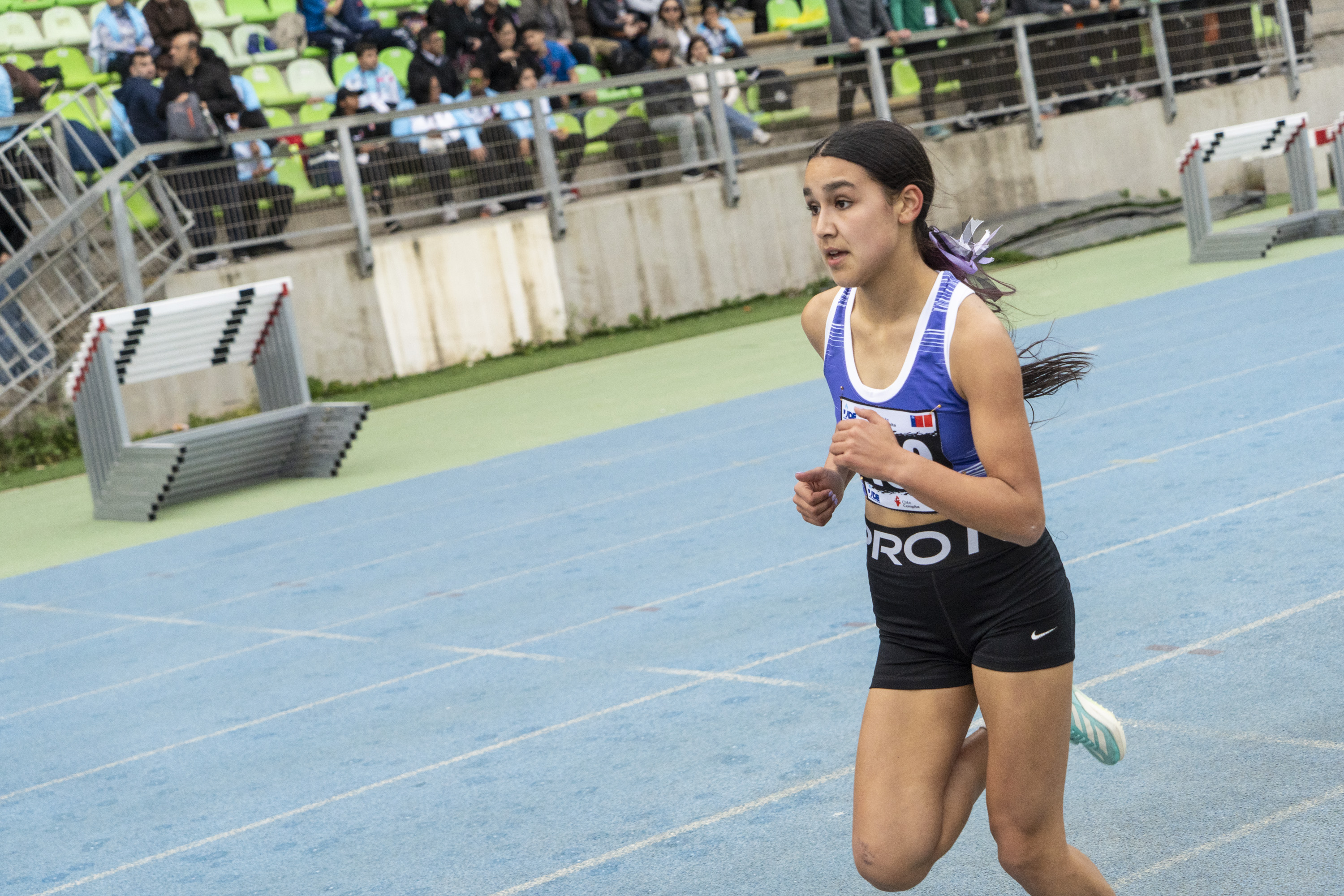 Noelia Muñoz, integrante del Centro Promesas Chile de Concepción y alumna del Lycée Charles de Gaulle, quien se quedó con el primer lugar en los 2 mil metros planos, además de conseguir la medalla de plata en los 800 metros / La Tribuna