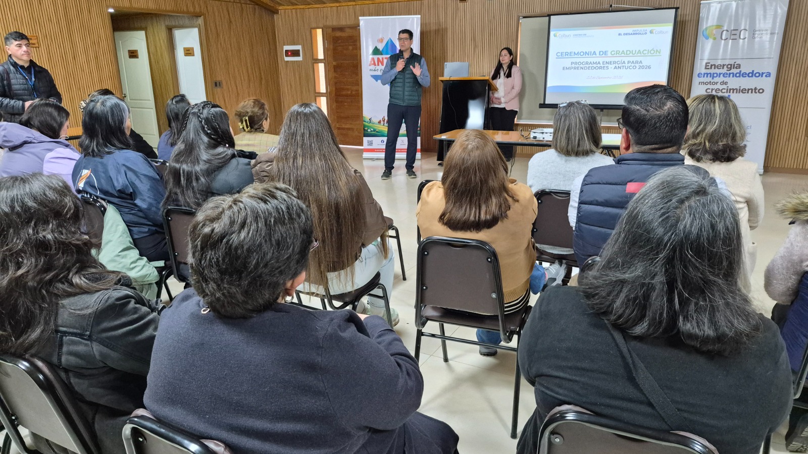 Más allá de una ceremonia, tanto las autoridades como los emprendedores y los representantes de Colbún, coincidieron en que lo vivido en la entrega de los diplomas, fue una celebración y reconocimiento al esfuerzo. / Colbún