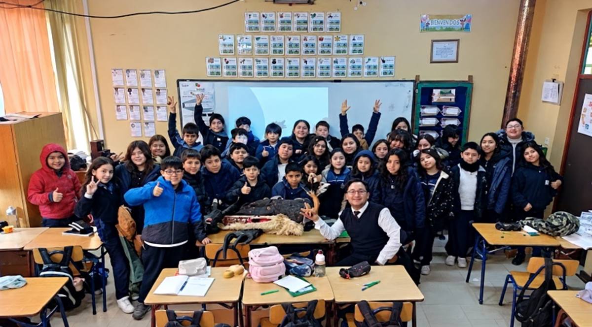 Estudiantes de la Escuela Cacique Levián, en Santa Bárbara, participaron en una charla sobre paleontología impartida por Randy Dan Ravest Muñoz. / Cedida