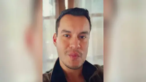 Madre de José Luis Rivera entrega diez ejemplares de una carta anónima durante Parada Militar