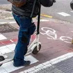 Buscan regular scooters eléctricos que superen los 25 km/h, contexto