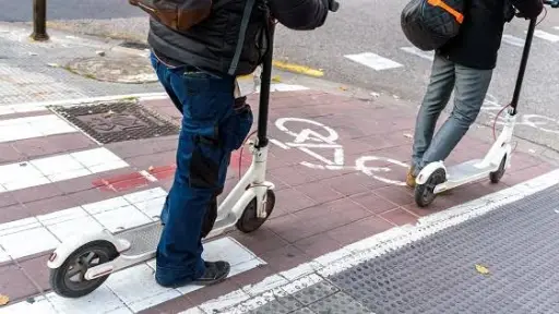 Proyecto busca regular scooters eléctricos de alta velocidad: exigiría licencia, seguro y ser mayor de 18 años