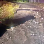 La imagen difundida durante la madrugada muestra la magnitud del daño registrado en el acceso hacia la población San Lorencito., Cuerpo de Bomberos Quilleco