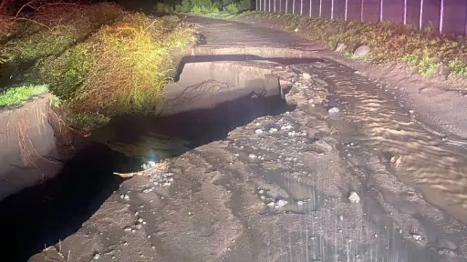 Reportan socavón en camino hacia población San Lorencito en Quilleco