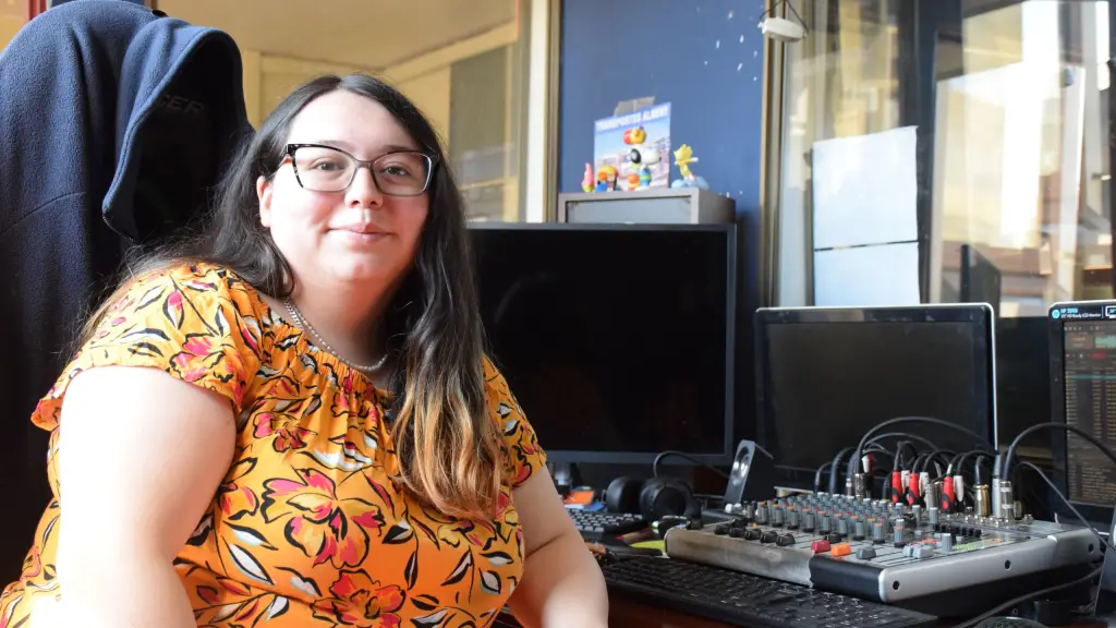 De las cámaras al control radial: Paula Valenzuela, la voz detrás de los micrófonos de Radio San Cristóbal, La Tribuna