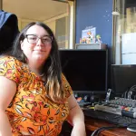 De las cámaras al control radial: Paula Valenzuela, la voz detrás de los micrófonos de Radio San Cristóbal, La Tribuna