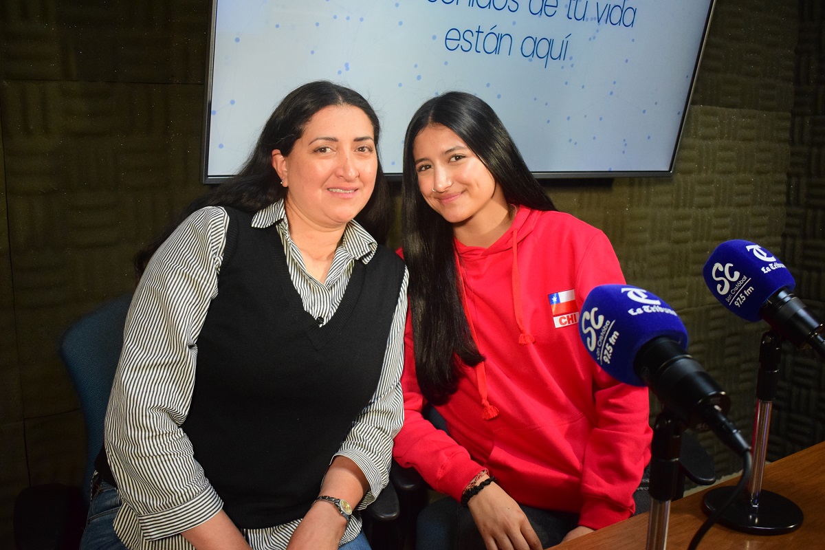 Paulina Neira junto a su madre, Claudia Hernández, quien relató cómo la familia la acompañó durante los meses de preparación en Santiago. / Paula Valenzuela | La Tribuna