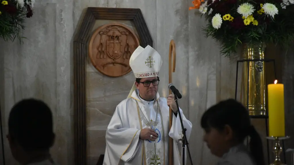 Fieles y autoridades locales repletaron la Catedral de Los Ángeles durante la tradicional Misa a la Chilena, una jornada donde la devoción a la Virgen del Carmen se unió con la música folclórica y la preservación de las raíces patrias., La Tribuna