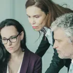 El informe establece que la presencia de mujeres en la dotación total de las organizaciones participantes descendió al 28,7%., Freepik