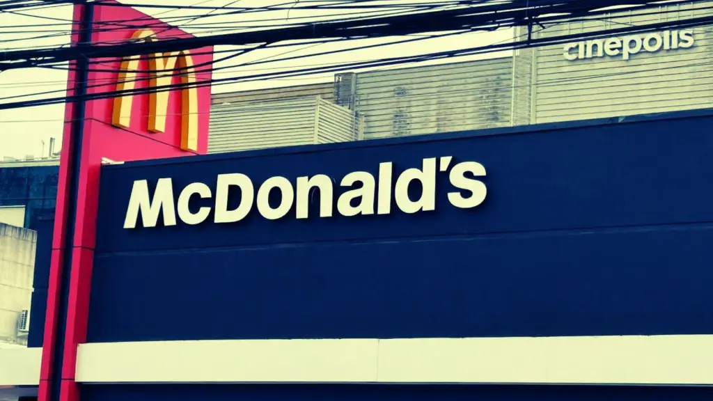 Sujeto fue detenido tras agredir a guardia y causar destrozos en el McDonald's de Los Ángeles , La Tribuna