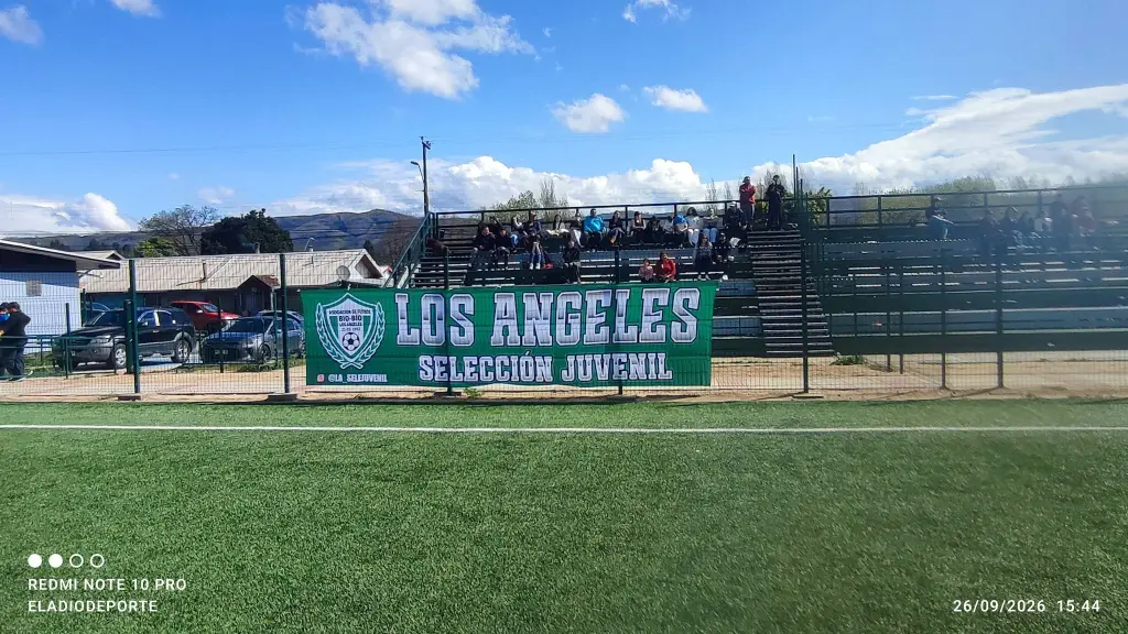 La Selección juvenil ni jugó sola, estuvo acompañada por su hinchada en Nacimiento / Eladio Deporte