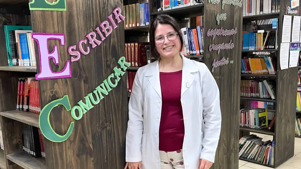 Carola Hernández recibió a Diario La Tribuna en la biblioteca del Colegio Padre Hurtado, donde compartió su experiencia y reflexiones sobre la enseñanza de las ciencias., Nicolás Maureira | La Tribuna
