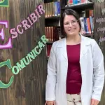 Carola Hernández recibió a Diario La Tribuna en la biblioteca del Colegio Padre Hurtado, donde compartió su experiencia y reflexiones sobre la enseñanza de las ciencias., Nicolás Maureira | La Tribuna