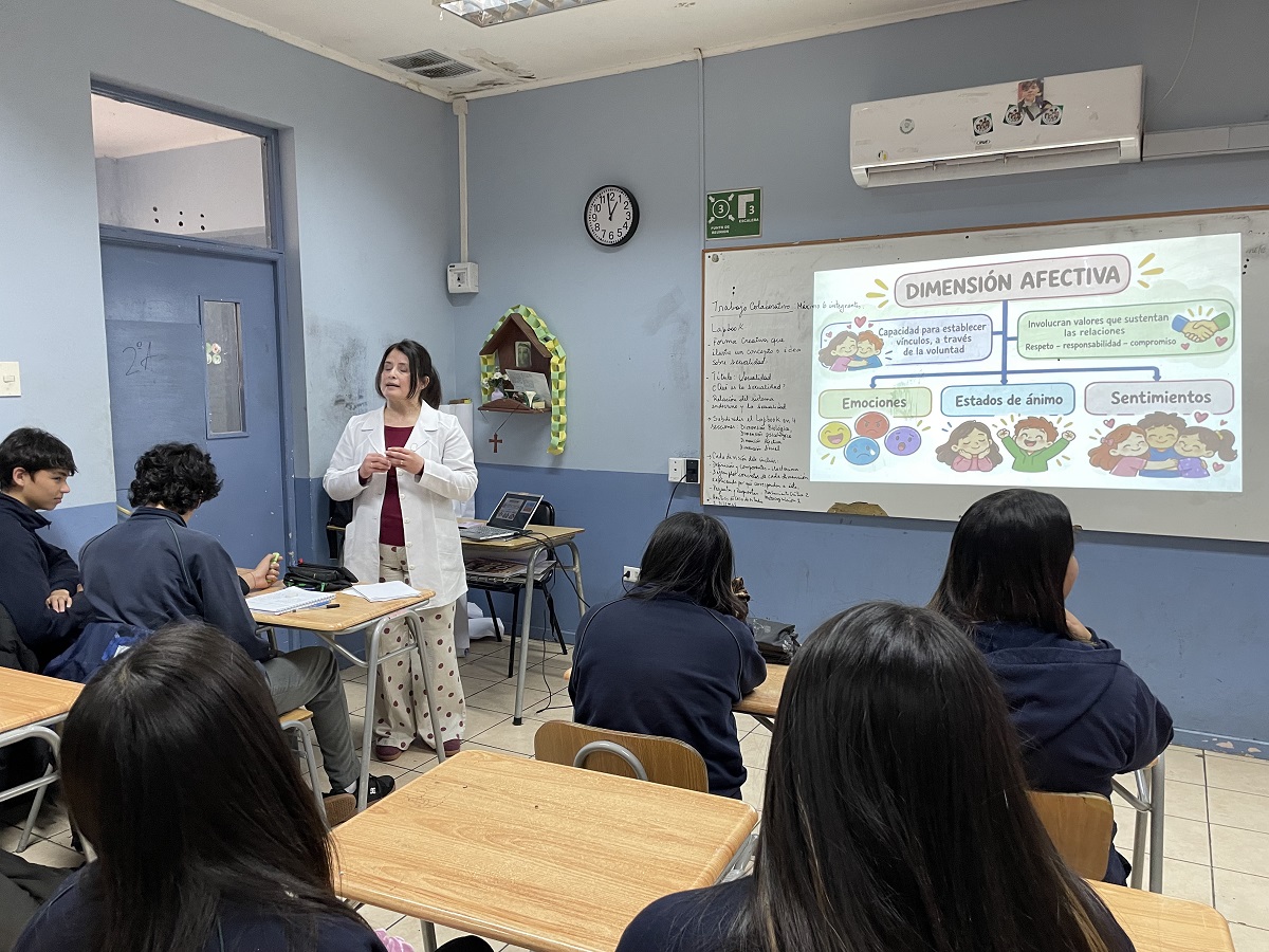 La docente de Biología destacó que el contacto cotidiano con sus estudiantes es una de las principales motivaciones para continuar enseñando. / Nicolás Maureira | La Tribuna