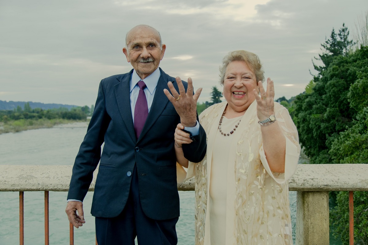 El matrimonio en el puente Quilaco, que cruza el río Biobío y conecta esta comuna con Santa Bárbara, donde reside la pareja. / Cedida