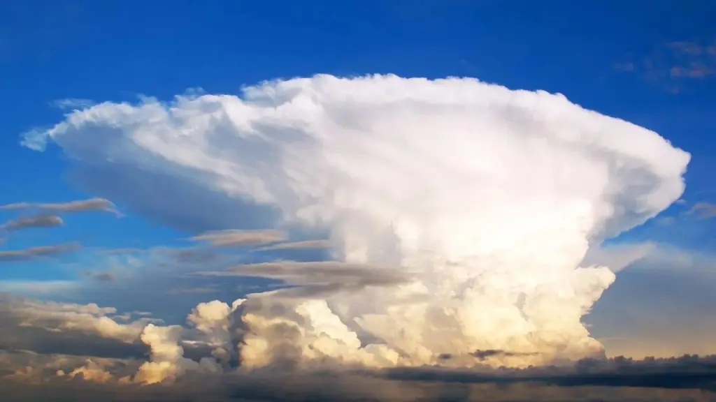  El fenómeno se relaciona con el desarrollo de nubes cumulonimbus, capaces de producir tormentas intensas., contexto