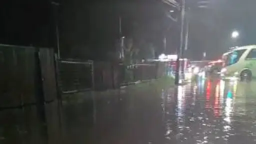 Intensas lluvias provocan desborde de aguas y anegamiento de calles en pleno centro de Santa Bárbara