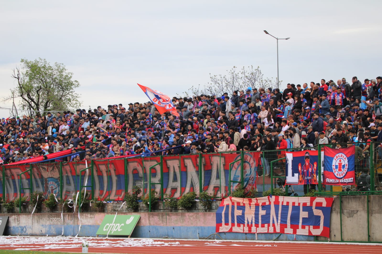 La marea Azulgrana se hizo sentir en el Municipal angelino / La Tribuna
