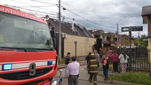 Incendio de gran magnitud afecta a local de comida en Parque Lauquén: Hay peligro de propagación a las viviendas vecinas