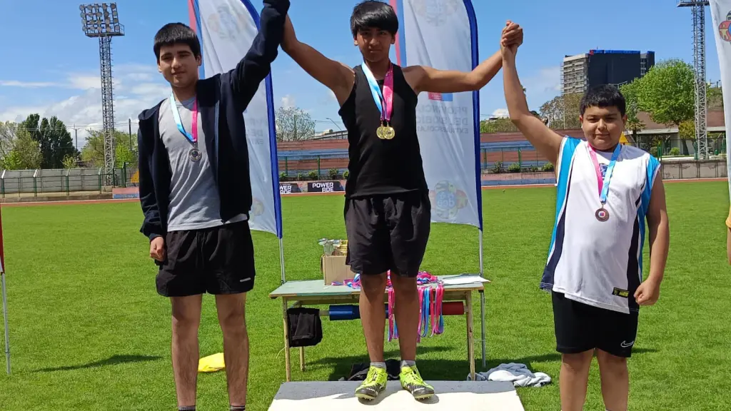 Atletismo lajino destaca en campeonato provincial y clasifica a 10 deportistas a la final regional | Municipalidad de Laja