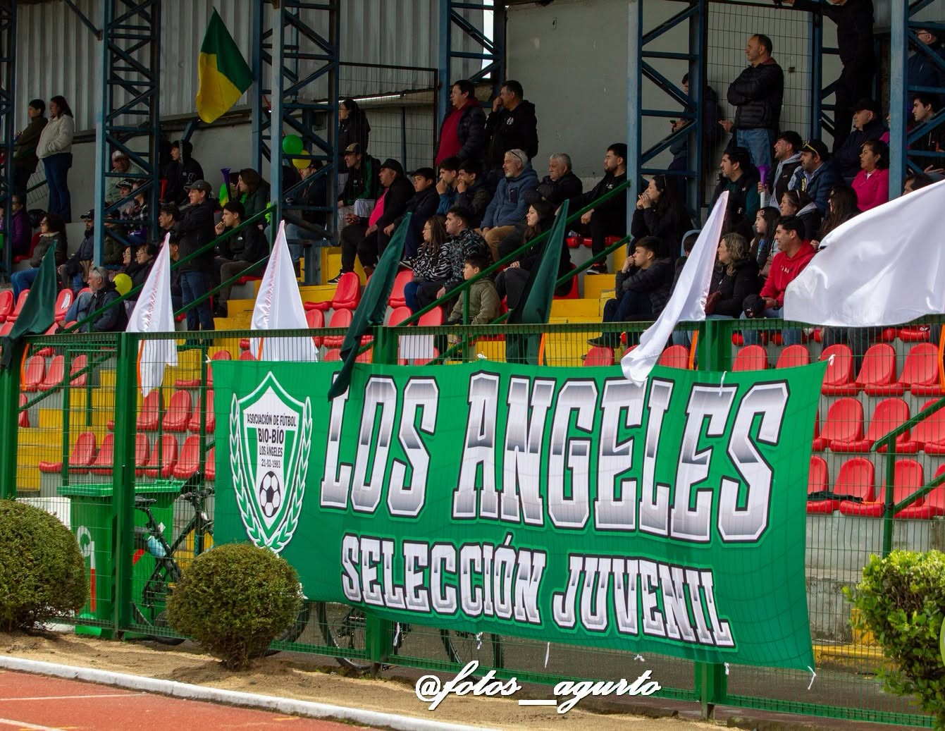 La hinchada angelina se hizo presente en el estadio municipal / D. Los Ángeles