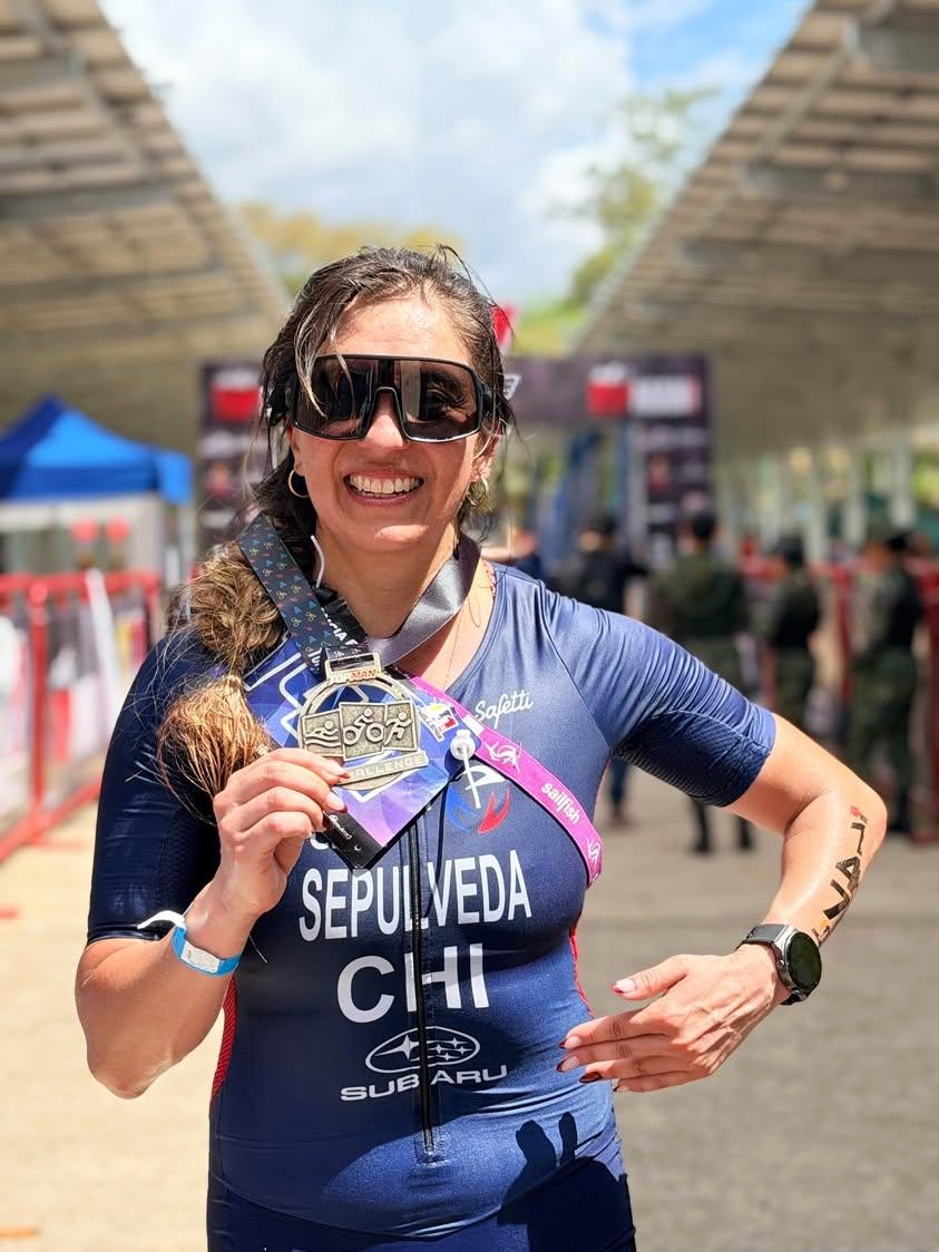 Josette Sepúlveda luce orgullosa la medalla conquistada en Colombia, tras quedarse con el primer lugar de su categoría y quinta en la general de la Gran Final Topman Colombia 2026 / La Tribuna