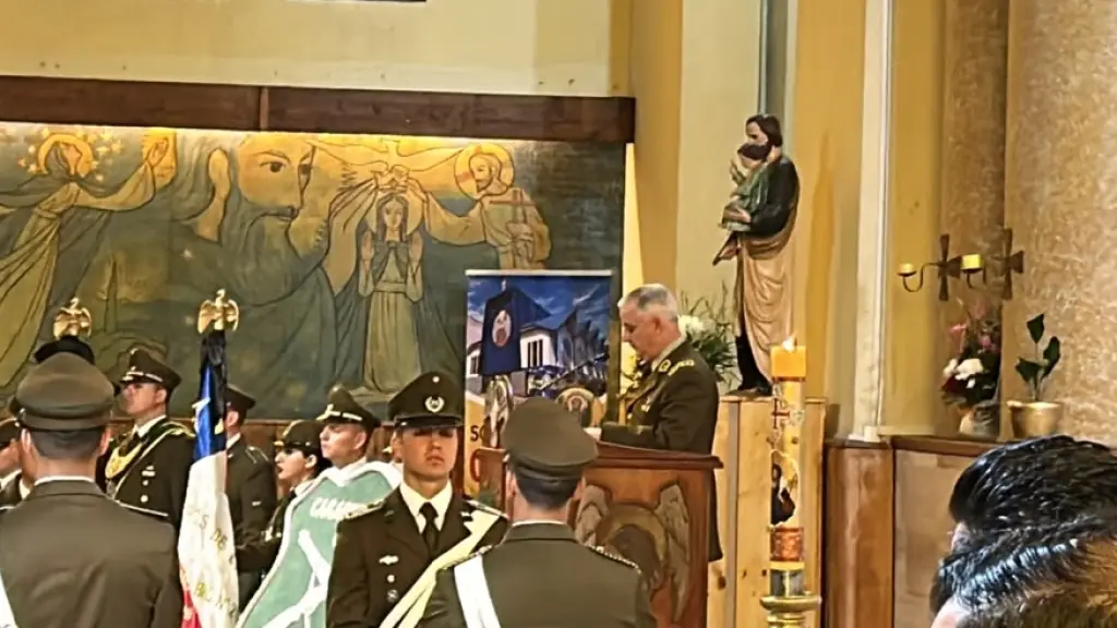 El general director de Carabineros, Marcelo Araya, destacó la vocación de servicio de Jaime Urrea durante su despedida en la Catedral de Los Áng, La Tribuna