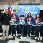 Felipe Olivares aparece al lado del gobernador Sergio Giacaman, junto a otros deportistas del Biobío reconocidos por su participación en los Juegos Suramericanos de Santa Fe 2026., GORE Biobío