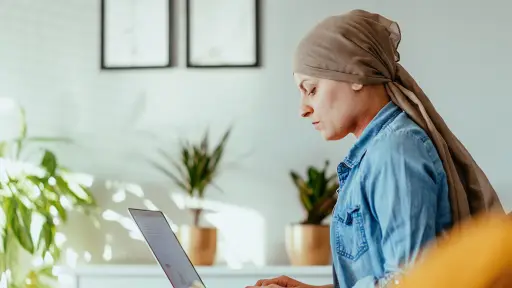 Cáncer en la fuerza laboral: el 45% de los diagnósticos en Chile afecta a personas en edad de trabajar y casi el 30% termina perdiendo su empleo