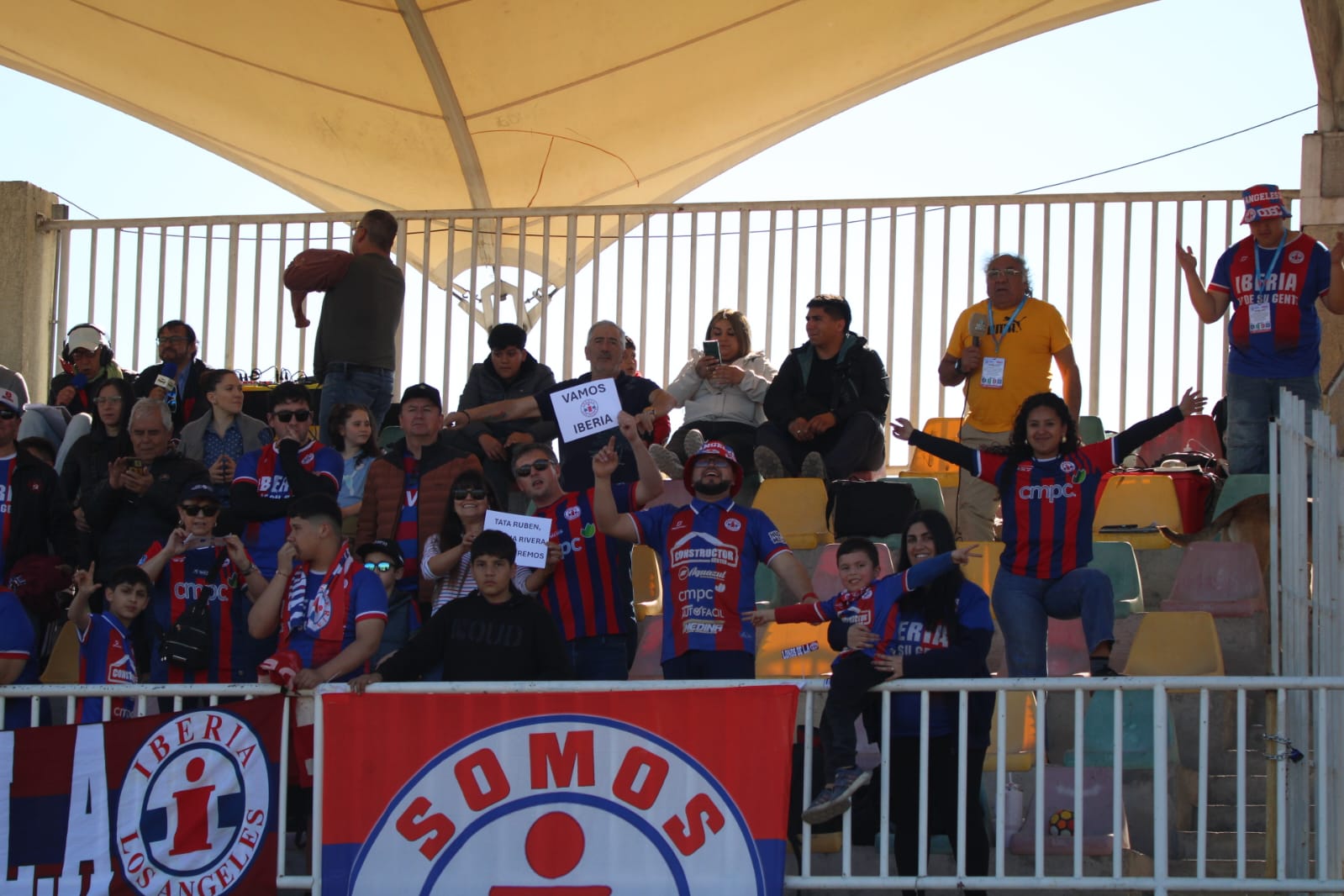 La hinchada de Iberia siempre presente / La Tribuna
