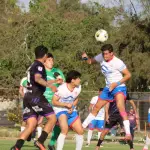 Diego Muñoz se eleva por sobre la defensa de Gasparín y conecta el cabezazo que, en el minuto 97, le permitió a Iberia rescatar un agónico empate y mantener encendida la ilusión de alcanzar los play offs de ascenso, La Tribuna