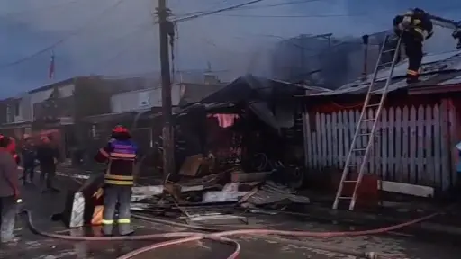 Incendio destruye vivienda de dos pisos en Los Ángeles: Bomberos evitó propagación a casas colindantes