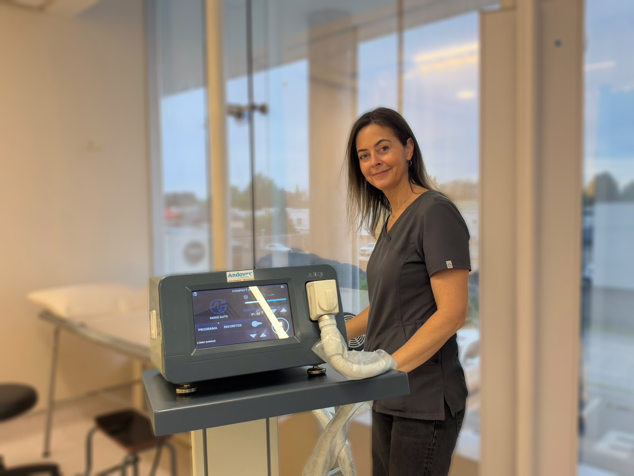 Carola Freire, kinesióloga de Andes Salud Los Ángeles, explica que este equipo se utiliza principalmente para el manejo del dolor y la regeneración de tejidos profundos. / Andes Salud