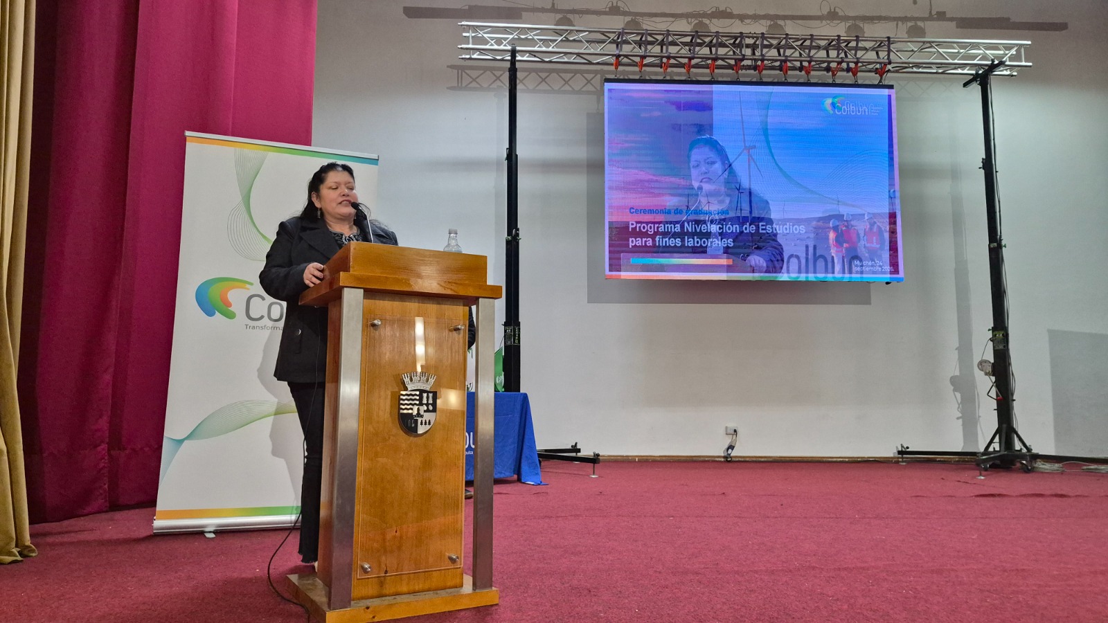 Detrás de los títulos, existieron sueños cumplidos, como el caso de la Señora, Ruth Palma que, acompañada de su familia, se graduó de Octavo Básico, lo que fue reconocido y valorado por sus nietos y su hija. / Colbún