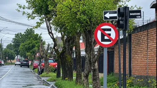 Pese a señalización reforzada, automovilistas siguen estacionándose en zona prohibida de calle Baquedano