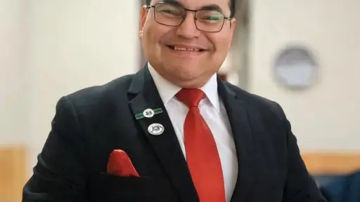 La historia detrás de Dr. Pulgarcito y su labor en el hospital de Los Ángeles