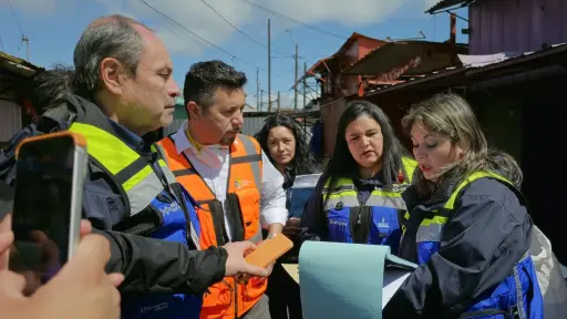 Autoridad sanitaria despliega operativo en Lota para evaluar riesgos sanitarios tras sistema frontal