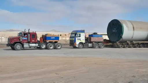 AHORA: Camiones sobredimensionados se desplazan por la Ruta 5 Sur